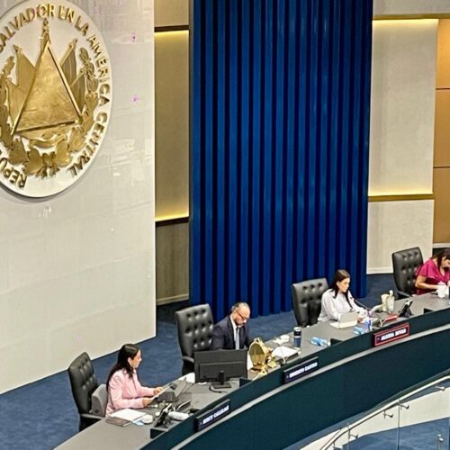 El Salvador aprueba reforma constitucional para crear la circunscripción 15 y permitir que la diáspora salvadoreña elija a sus propios diputados mediante el registro electoral. Foto: La Diáspora 503.