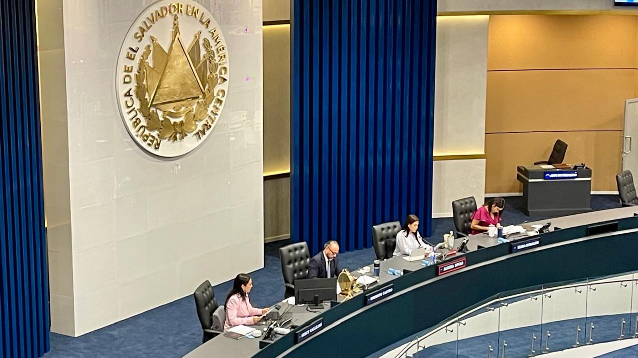 El Salvador aprueba reforma constitucional para crear la circunscripción 15 y permitir que la diáspora salvadoreña elija a sus propios diputados mediante el registro electoral. Foto: La Diáspora 503.