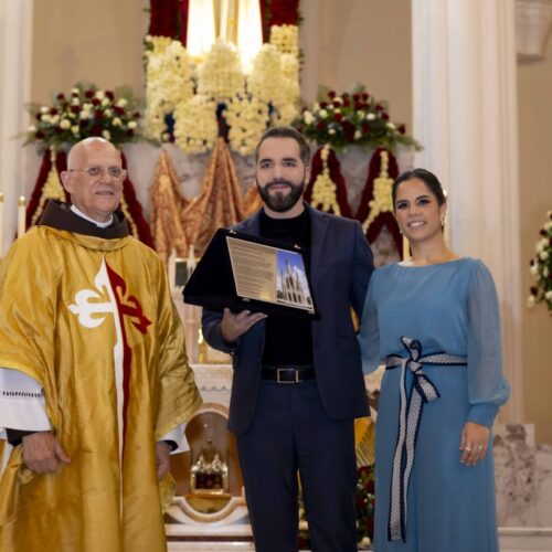 Un video viral muestra a un heraldo que no saluda a Bukele durante una procesión. El ceremonial eclesiástico explica que la disciplina litúrgica lo obliga a mantener el recogimiento. Foto: Transmisión oficial.