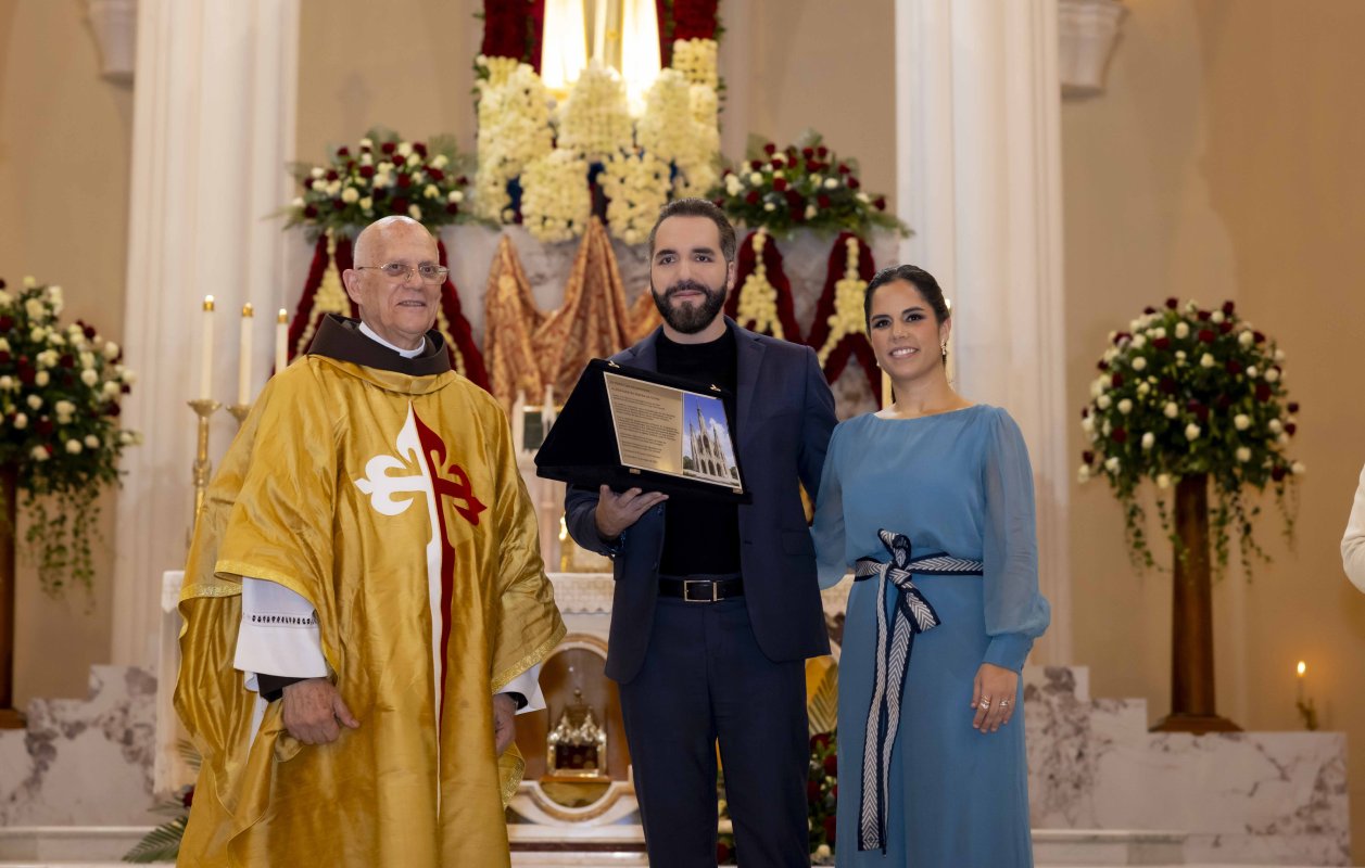 Un video viral muestra a un heraldo que no saluda a Bukele durante una procesión. El ceremonial eclesiástico explica que la disciplina litúrgica lo obliga a mantener el recogimiento. Foto: Transmisión oficial.