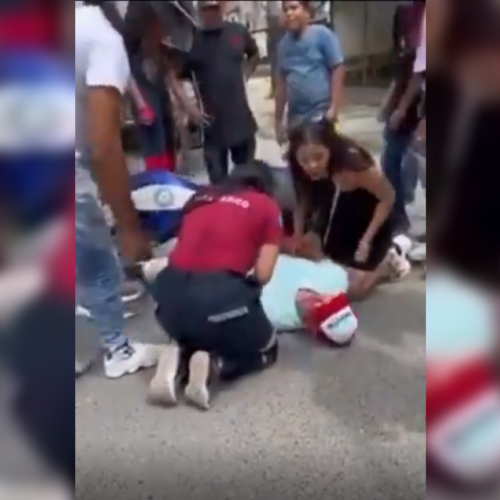 Una joven en Colombia se volvió viral tras interrumpir la atención médica de su pareja herida en un accidente para reclamarle la contraseña del celular y acusarlo de infidelidad. Foto: Cortesía.