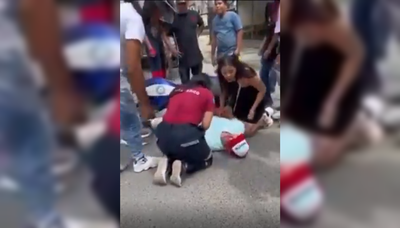 Una joven en Colombia se volvió viral tras interrumpir la atención médica de su pareja herida en un accidente para reclamarle la contraseña del celular y acusarlo de infidelidad. Foto: Cortesía.