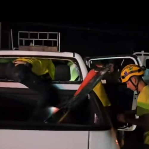 Un vehículo particular se estrelló contra la parte trasera de un camión en el kilómetro 66 de la carretera a Acajutla, dejando dos mujeres fallecidas y un hombre grave en el hospital. Foto: Comandos de Salvamento.