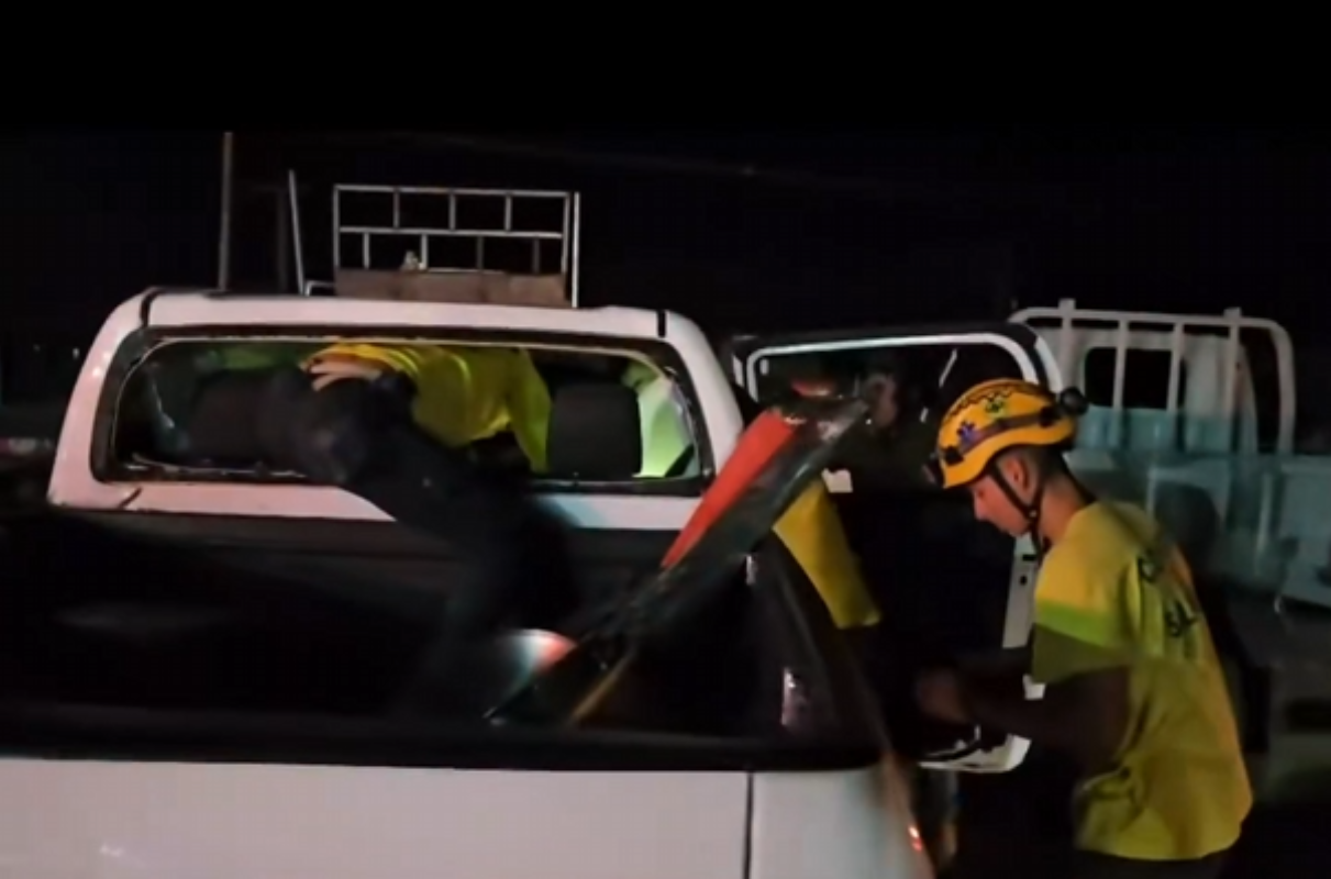 Un vehículo particular se estrelló contra la parte trasera de un camión en el kilómetro 66 de la carretera a Acajutla, dejando dos mujeres fallecidas y un hombre grave en el hospital. Foto: Comandos de Salvamento.
