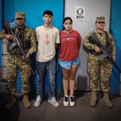 Elementos de la FAES detuvieron en Apopa a un sujeto con marihuana y a una menor de 17 años que guardaba material audiovisual de la pandilla 18 Revolucionarios. Foto: FAES.