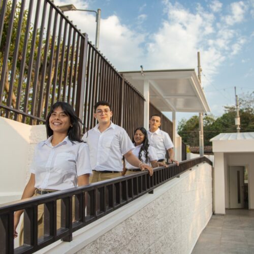 Bajo el programa "Dos Escuelas X Día", el Gobierno suma 210 centros educativos renovados con una inversión de 184.8 millones de dólares en solo cinco meses. Foto: Presidencia de la República.