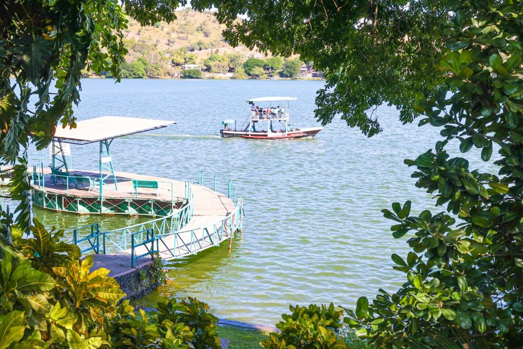 Este cuerpo de agua de origen volcánico ofrece un espacio ideal para el ecoturismo, la relajación familiar y la aventura en la zona paracentral de San Vicente. Foto: CORSATUR.