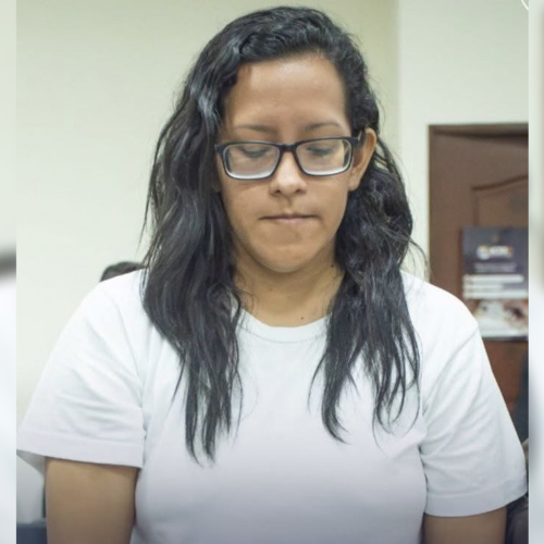 Jeanine Alejandrina Cárcamo Jiménez recibió una condena de cinco años de cárcel por usurpar un registro profesional y realizar cirugías ilegalmente en San Salvador. Foto: PNCSV.