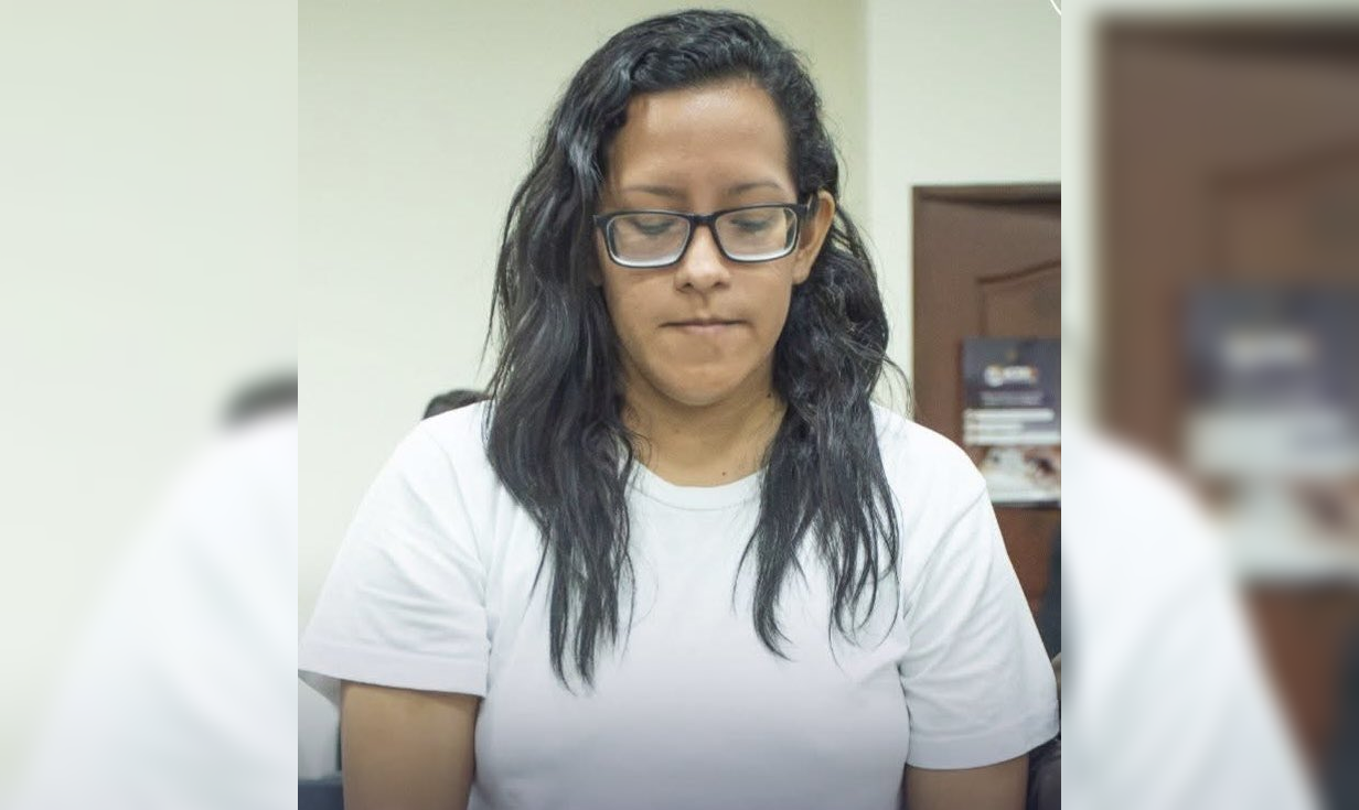 Jeanine Alejandrina Cárcamo Jiménez recibió una condena de cinco años de cárcel por usurpar un registro profesional y realizar cirugías ilegalmente en San Salvador. Foto: PNCSV.