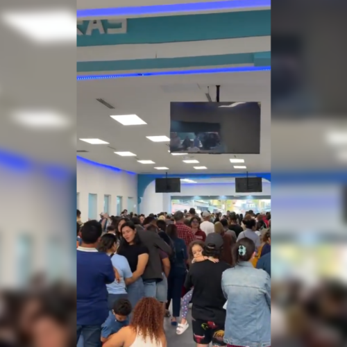 Instalaciones aduanales en El Amatillo se encuentran saturadas debido al flujo masivo de turistas este viernes 1 de mayo de 2026. Las largas filas superan la capacidad de respuesta. Foto: Cortesía.