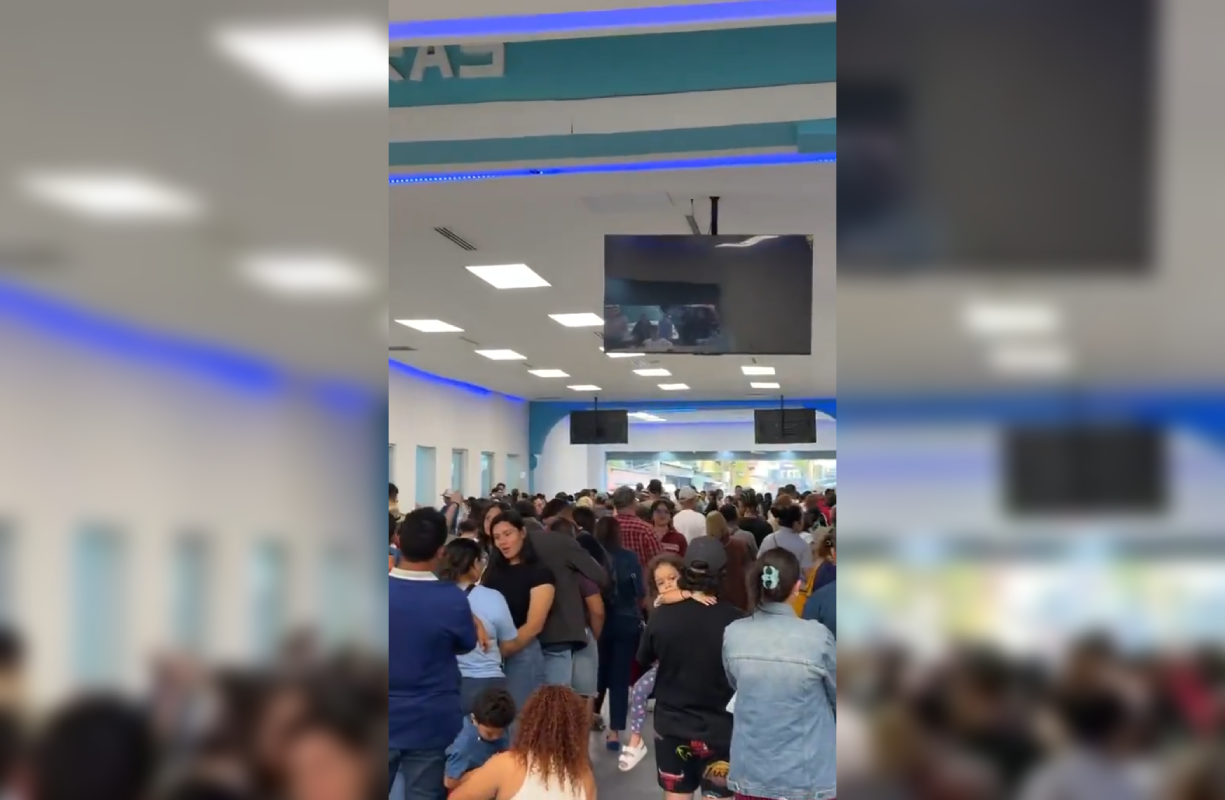 Instalaciones aduanales en El Amatillo se encuentran saturadas debido al flujo masivo de turistas este viernes 1 de mayo de 2026. Las largas filas superan la capacidad de respuesta. Foto: Cortesía.