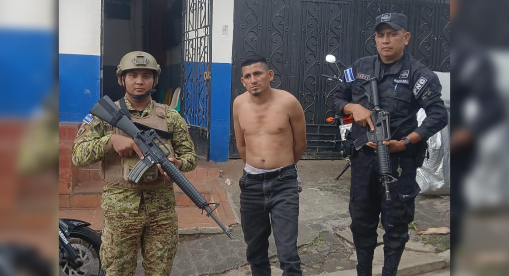 Melvin de Jesús Argueta Rivera, alias "Travieso", fue interceptado en San Miguel Norte tras intentar huir de las autoridades en Ciudad Barrios. El pandillero enfrentará cargos por extorsión y terrorismo. Foto: PNC/FAES.