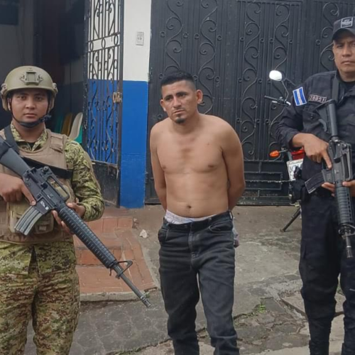 Melvin de Jesús Argueta Rivera, alias "Travieso", fue interceptado en San Miguel Norte tras intentar huir de las autoridades en Ciudad Barrios. El pandillero enfrentará cargos por extorsión y terrorismo. Foto: PNC/FAES.