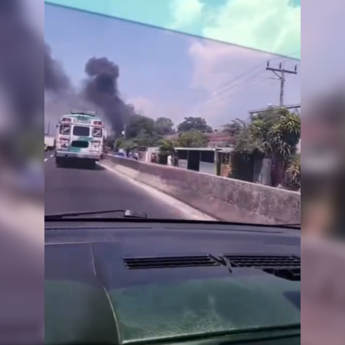 El Cuerpo de Bomberos desplegó unidades para sofocar las llamas en los antiguos silos del Instituto Regulador de Abastecimientos en San Martín. No se reportan lesionados. Foto: Cortesía.