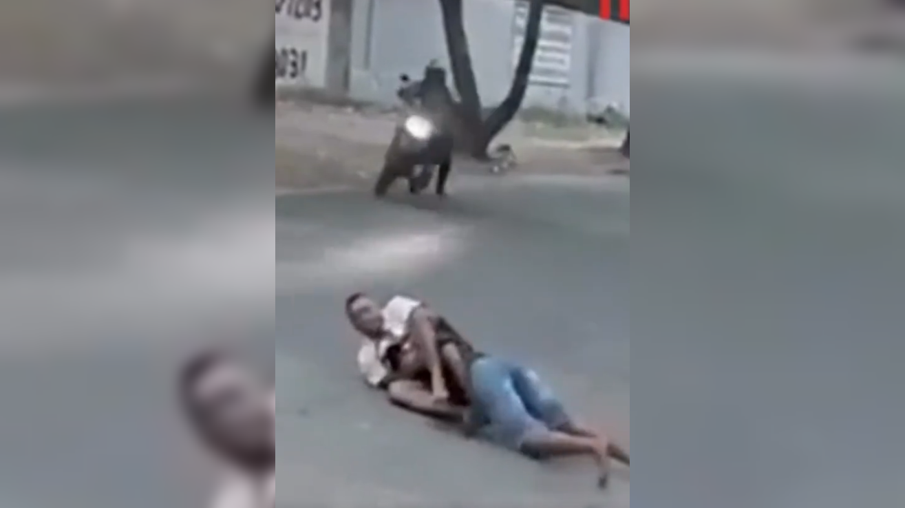 Cámaras de seguridad captaron el momento en que un luchador de jiu-jitsu inmovilizó a un ladrón y le arrebató el arma en Río de Janeiro. El video se volvió viral. Foto: Cortesía.