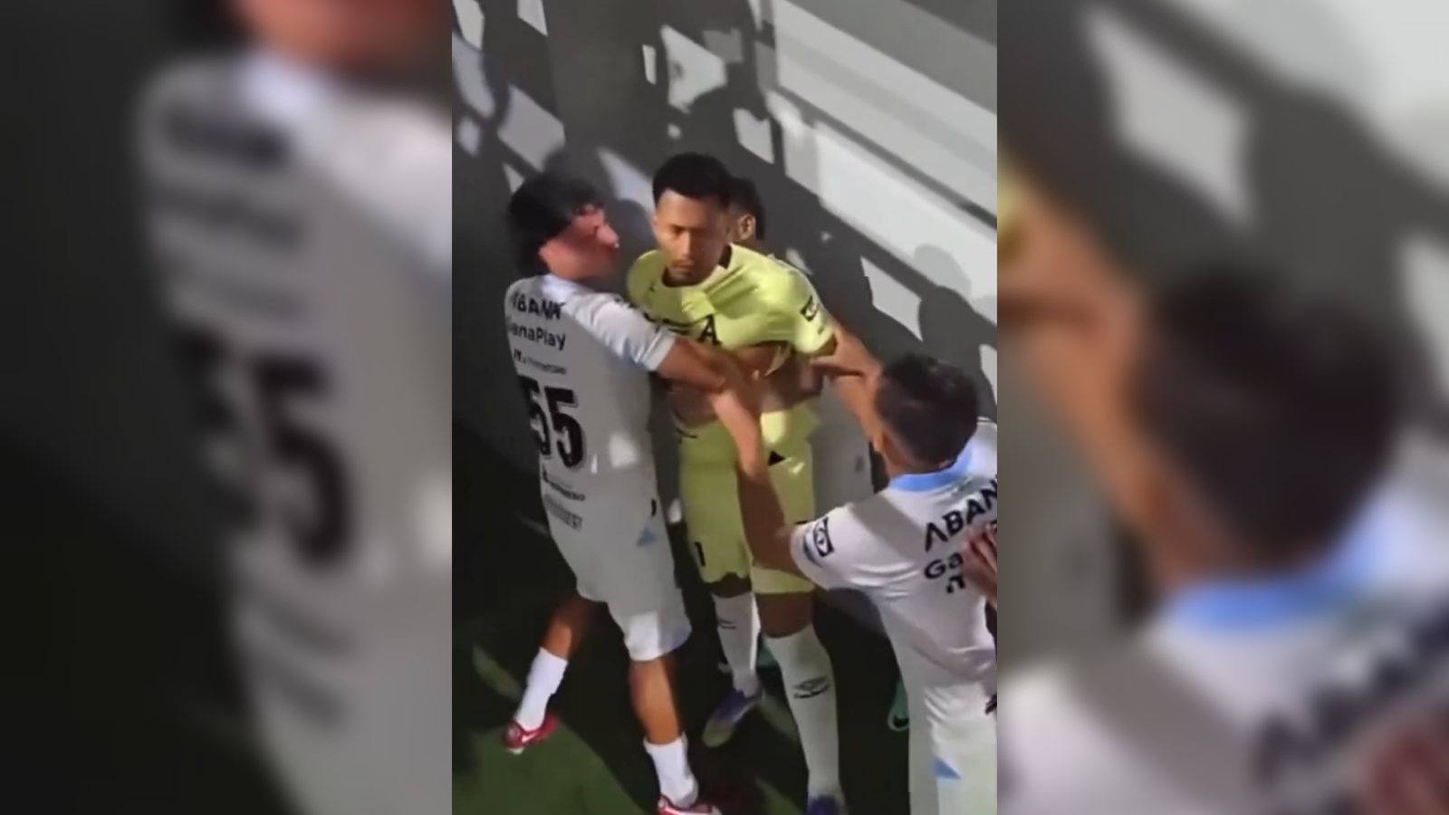 Tensión en el estadio: el portero Christopher Rauda protagonizó una fuerte discusión con aficionados que reclamaban los malos resultados de los albos. Foto: Cortesía.