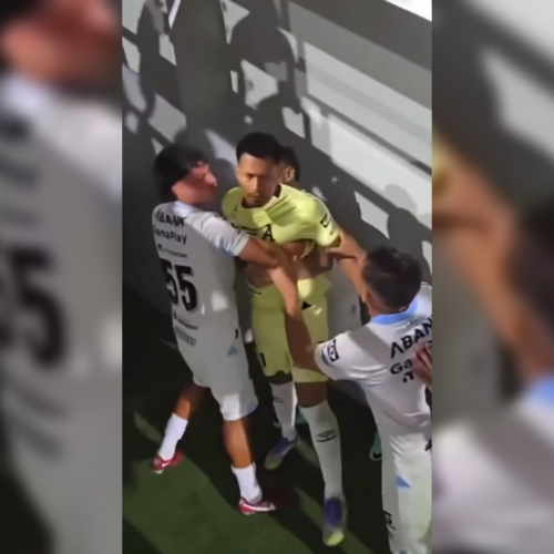 Tensión en el estadio: el portero Christopher Rauda protagonizó una fuerte discusión con aficionados que reclamaban los malos resultados de los albos. Foto: Cortesía.