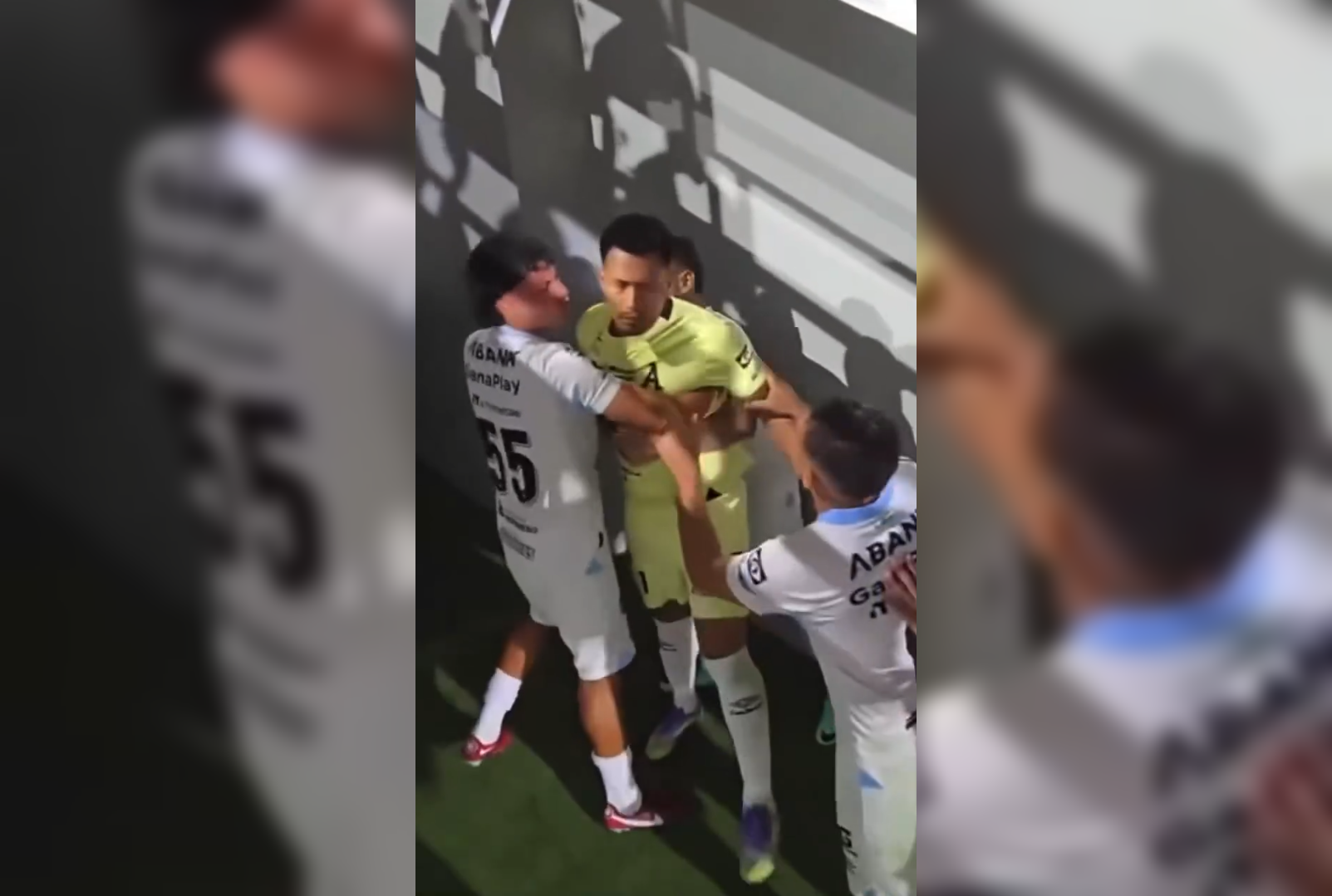Tensión en el estadio: el portero Christopher Rauda protagonizó una fuerte discusión con aficionados que reclamaban los malos resultados de los albos. Foto: Cortesía.