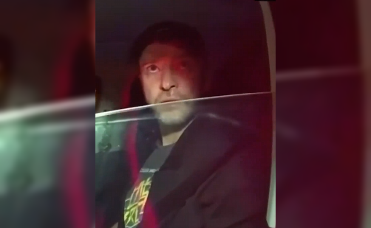 Imágenes recientes muestran al cantante Justin Timberlake con dificultades durante su arresto en los Hamptons por presunta conducción bajo los efectos del alcohol. El video se ha vuelto viral. Foto: Cortesía.