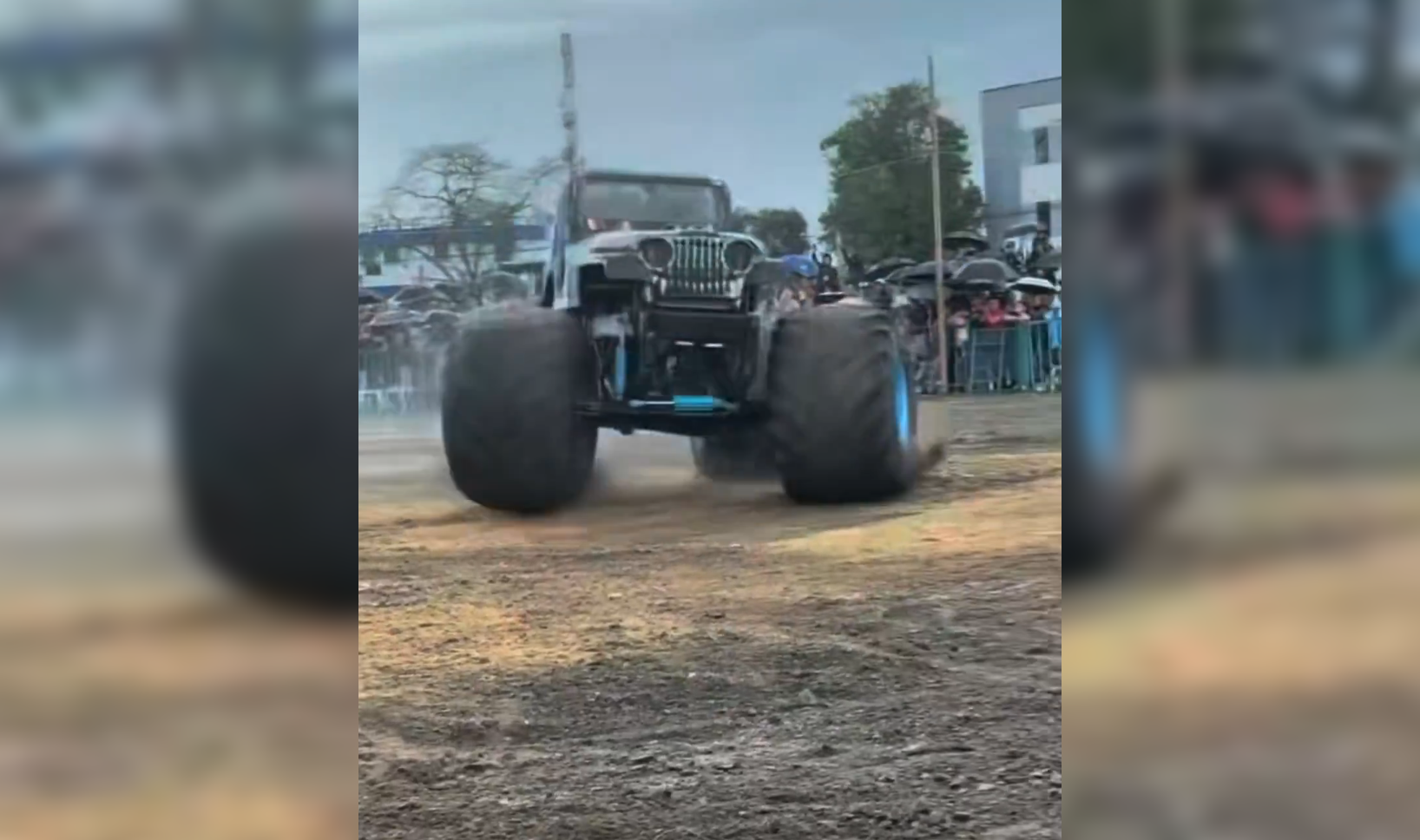 Un vehículo Monster Truck perdió el control durante una exhibición en Popayán, causando la muerte de tres personas y dejando 37 heridos. Las autoridades investigan las causas del accidente. Foto: Cortesía.