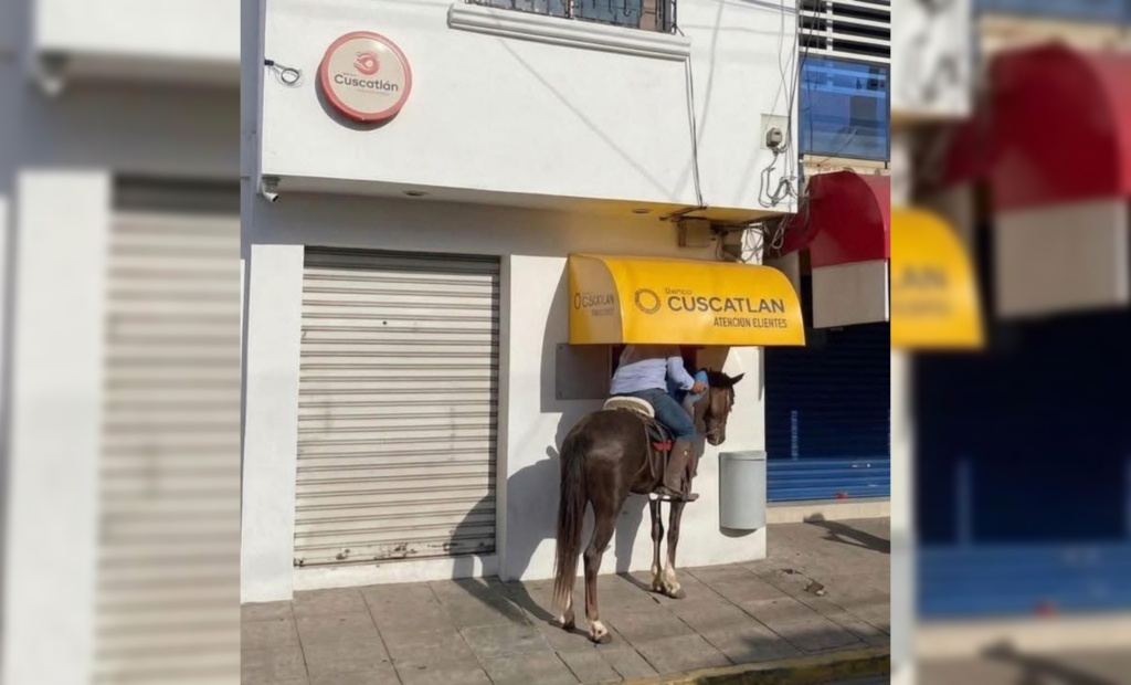 A rienda suelta: Ilobasco y su nueva modalidad bancaria, cajero a caballo