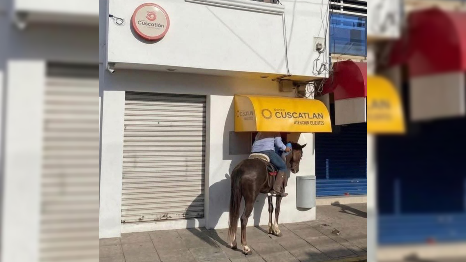 Un ciudadano de Ilobasco sorprende al usar un cajero automático montado en su caballo, demostrando la convivencia entre tradición y modernidad en Cabañas. La escena se volvió viral. Foto: Cortesía.