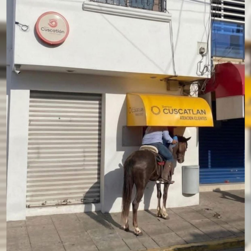 Un ciudadano de Ilobasco sorprende al usar un cajero automático montado en su caballo, demostrando la convivencia entre tradición y modernidad en Cabañas. La escena se volvió viral. Foto: Cortesía.