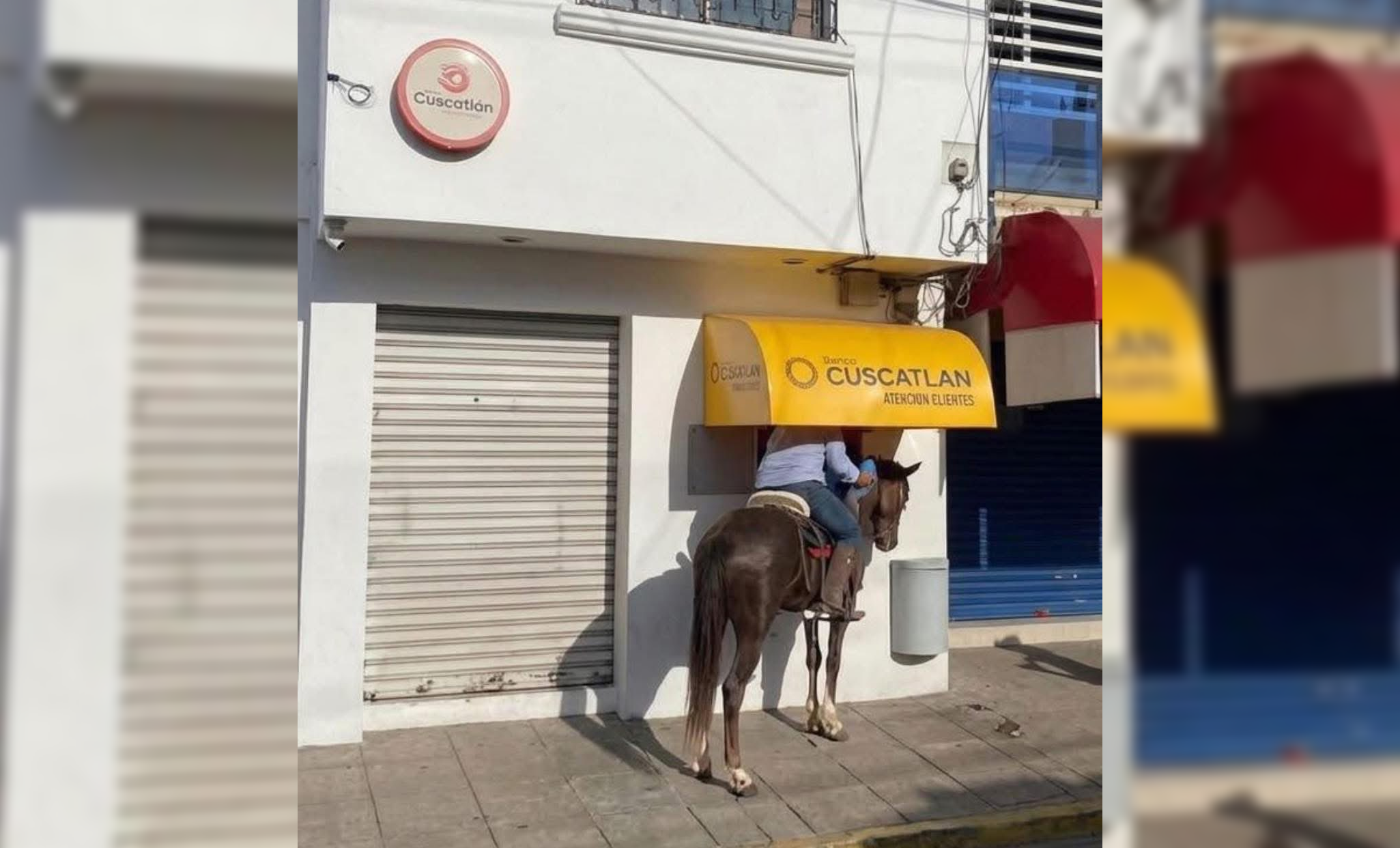 Un ciudadano de Ilobasco sorprende al usar un cajero automático montado en su caballo, demostrando la convivencia entre tradición y modernidad en Cabañas. La escena se volvió viral. Foto: Cortesía.