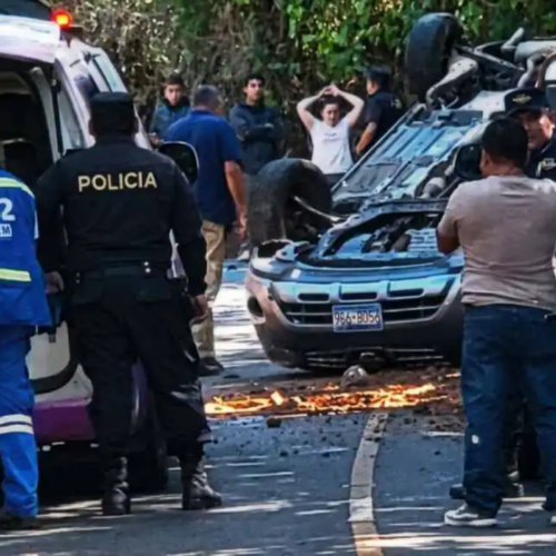 Un vehículo volcó en la carretera hacia Jayaque, dejando cuantiosos daños materiales; afortunadamente, los dos adultos mayores resultaron ilesos. Foto: Cortesía.