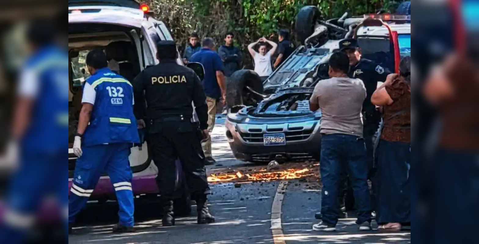 Un vehículo volcó en la carretera hacia Jayaque, dejando cuantiosos daños materiales; afortunadamente, los dos adultos mayores resultaron ilesos. Foto: Cortesía.