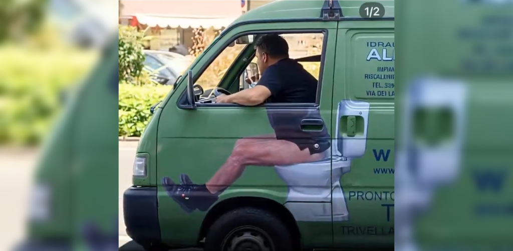 Una van publicitaria con una gigantografía de un hombre sentado en el inodoro causa furor y risas entre los conductores de Santa Ana. La imagen se ha vuelto viral en las redes sociales. Foto: Cortesía.