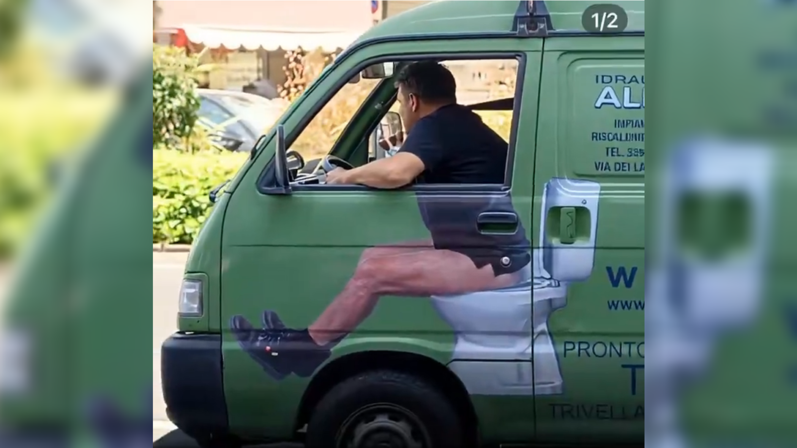 Una van publicitaria con una gigantografía de un hombre sentado en el inodoro causa furor y risas entre los conductores de Santa Ana. La imagen se ha vuelto viral en las redes sociales. Foto: Cortesía.