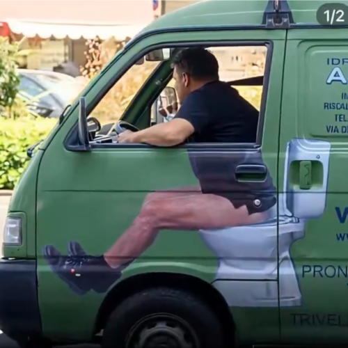 Una van publicitaria con una gigantografía de un hombre sentado en el inodoro causa furor y risas entre los conductores de Santa Ana. La imagen se ha vuelto viral en las redes sociales. Foto: Cortesía.