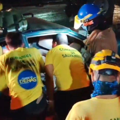 Un vehículo particular colisionó contra un camión en Sonzacate, provocando que los ocupantes quedaran atrapados entre los hierros retorcidos. El accidente dejó un fallecido y dos lesionados graves. Foto: Comandos de Salvamento.