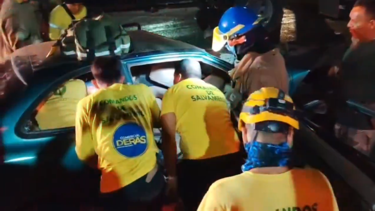 Un vehículo particular colisionó contra un camión en Sonzacate, provocando que los ocupantes quedaran atrapados entre los hierros retorcidos. El accidente dejó un fallecido y dos lesionados graves. Foto: Comandos de Salvamento.