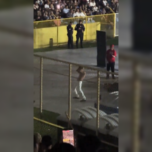 Un salvadoreño sin camisa desató el caos y las risas en el concierto de Marco Antonio Solís tras armar su propia pista de baile en el Estadio Cuscatlán. Foto: Cortesía.