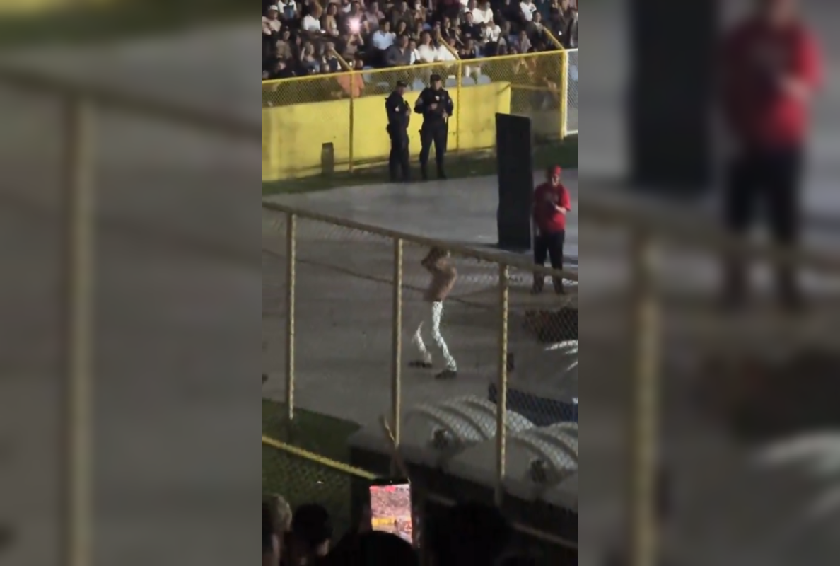 Un salvadoreño sin camisa desató el caos y las risas en el concierto de Marco Antonio Solís tras armar su propia pista de baile en el Estadio Cuscatlán. Foto: Cortesía.