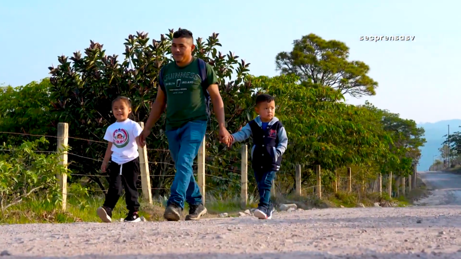 El Gobierno salvadoreño concretó la entrega de útiles, calzado y dispositivos tecnológicos a cientos de estudiantes residentes en los exbolsones de Morazán. Los niños con doble nacionalidad recibieron sus paquetes escolares. Foto: Secretaría de Prensa.