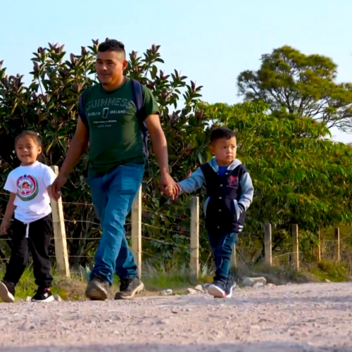El Gobierno salvadoreño concretó la entrega de útiles, calzado y dispositivos tecnológicos a cientos de estudiantes residentes en los exbolsones de Morazán. Los niños con doble nacionalidad recibieron sus paquetes escolares. Foto: Secretaría de Prensa.