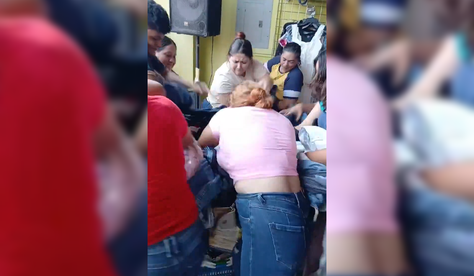 Decenas de migueleños abarrotaron un comercio de ropa americana en una competencia de "sálvese quien pueda" por conseguir las mejores ofertas de pacas. La fiebre frenética se hizo viral. Foto: Cortesía.
