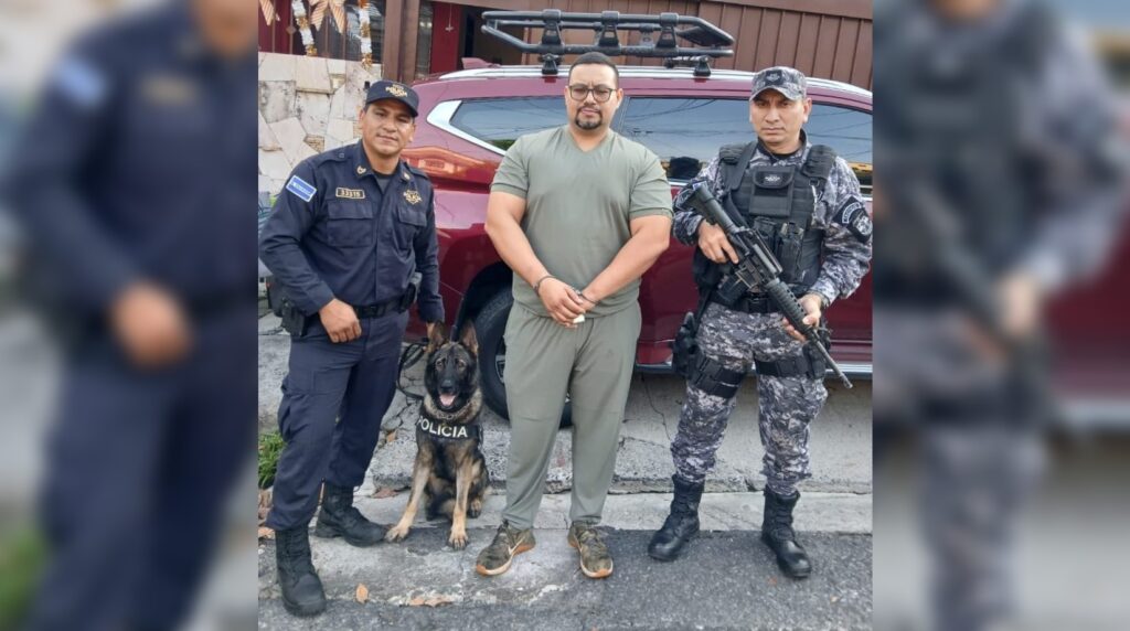 Las autoridades incautaron 2.5 kilogramos de cocaína valorados en más de $63,000, además de vehículos y efectivo tras dos allanamientos a traficantes en San Salvador. Foto: PNCSV.