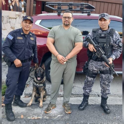 Las autoridades incautaron 2.5 kilogramos de cocaína valorados en más de $63,000, además de vehículos y efectivo tras dos allanamientos a traficantes en San Salvador. Foto: PNCSV.
