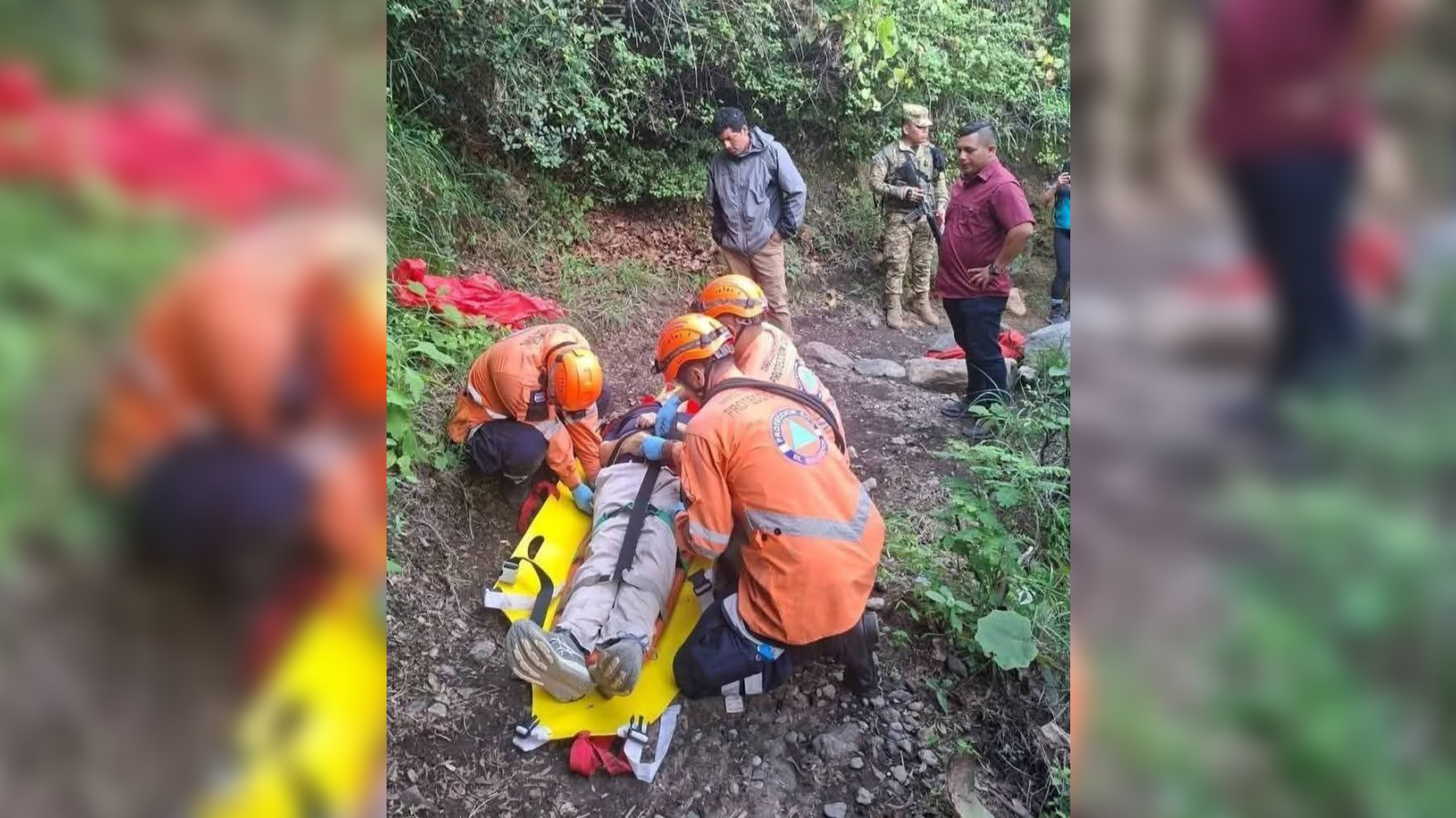 Equipos de la Cruz Roja Salvadoreña recuperaron el cuerpo de un turista griego, quien sufrió un paro cardíaco en las faldas del volcán de Santa Ana. El extranjero falleció antes de iniciar el ascenso. Foto: Cruz Roja Salvadoreña.