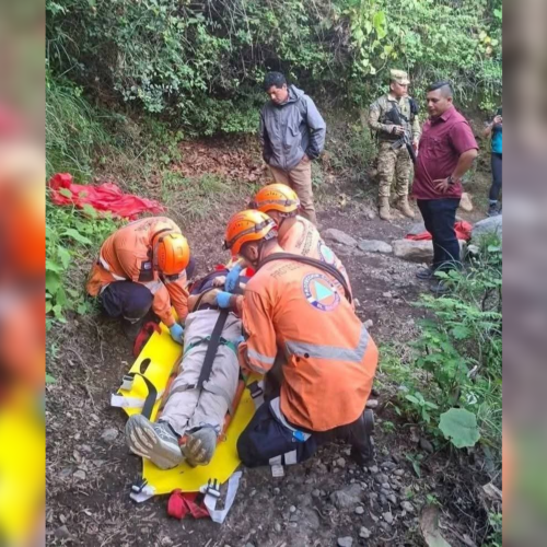 Equipos de la Cruz Roja Salvadoreña recuperaron el cuerpo de un turista griego, quien sufrió un paro cardíaco en las faldas del volcán de Santa Ana. El extranjero falleció antes de iniciar el ascenso. Foto: Cruz Roja Salvadoreña.