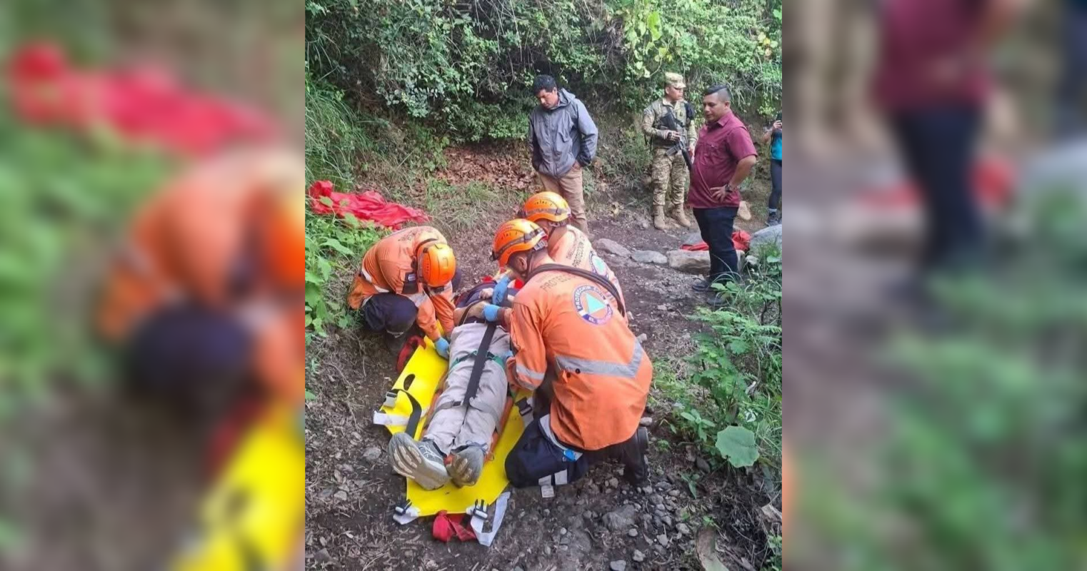 Equipos de la Cruz Roja Salvadoreña recuperaron el cuerpo de un turista griego, quien sufrió un paro cardíaco en las faldas del volcán de Santa Ana. El extranjero falleció antes de iniciar el ascenso. Foto: Cruz Roja Salvadoreña.