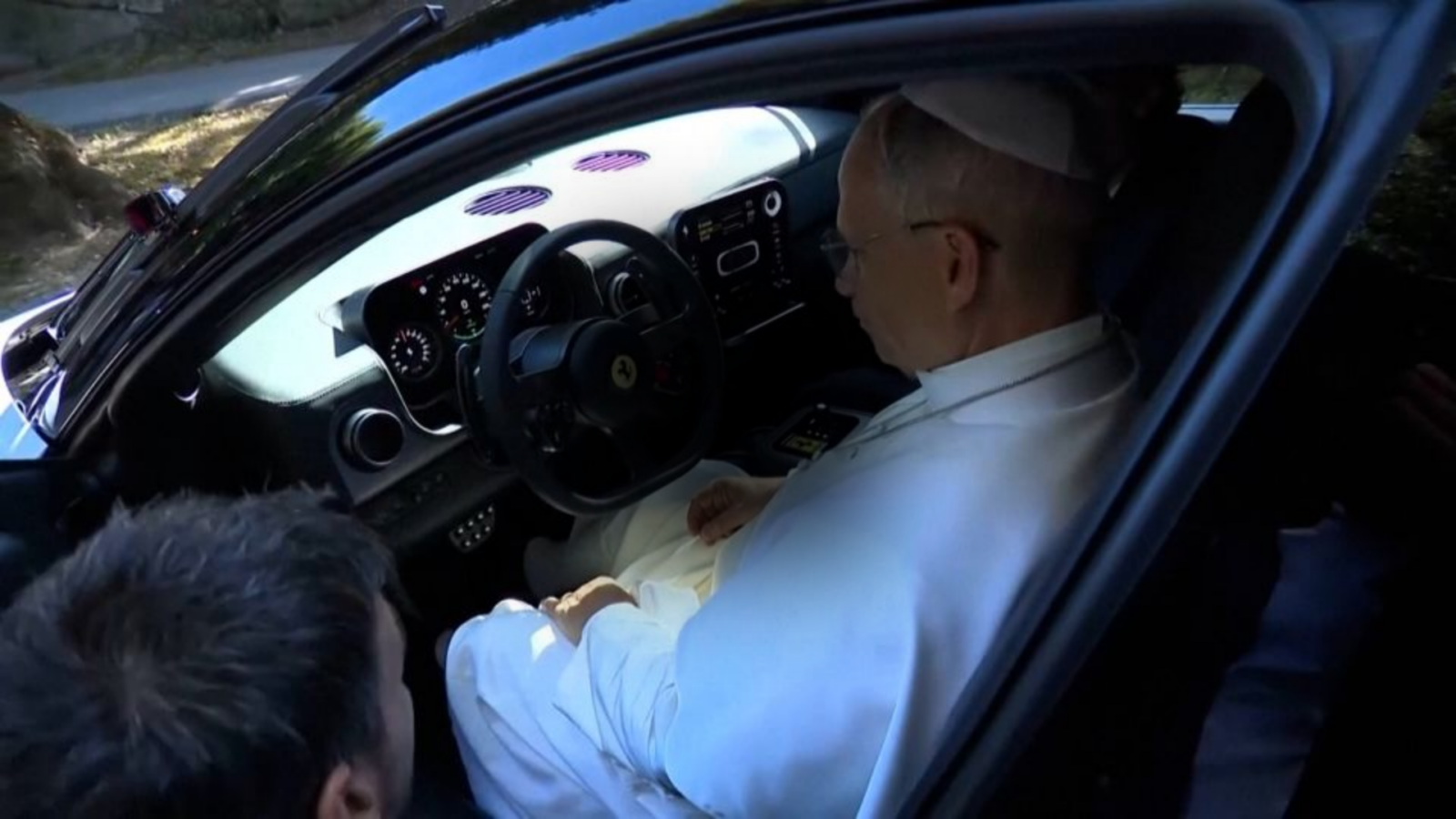 El pontífice conoció el innovador modelo Ferrari Luce de cinco plazas y 1,050 caballos de fuerza en los jardines de Castel Gandolfo en Roma. Un hito en la industria automotriz. Foto: CNN en Español.