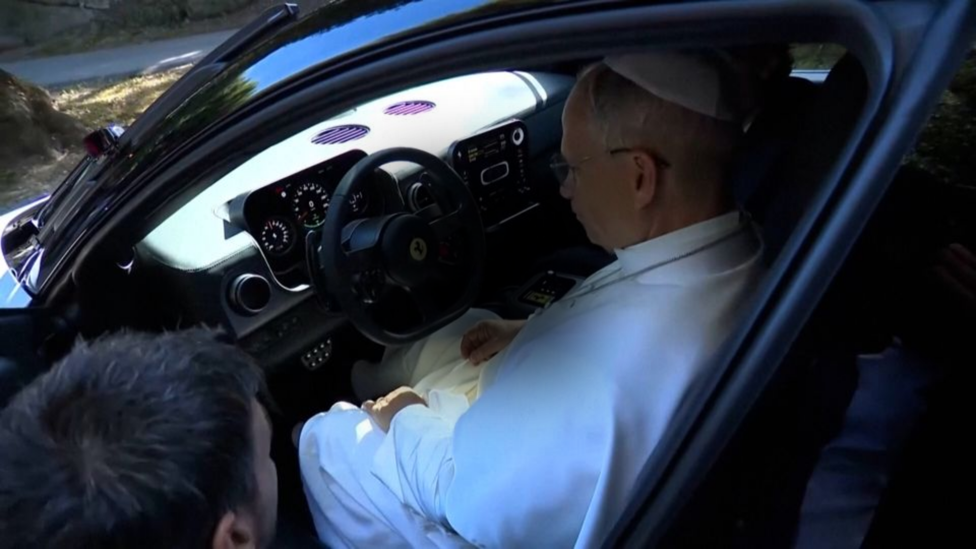 Ferrari presenta “Luce”, su primer vehículo eléctrico, al papa León XIV