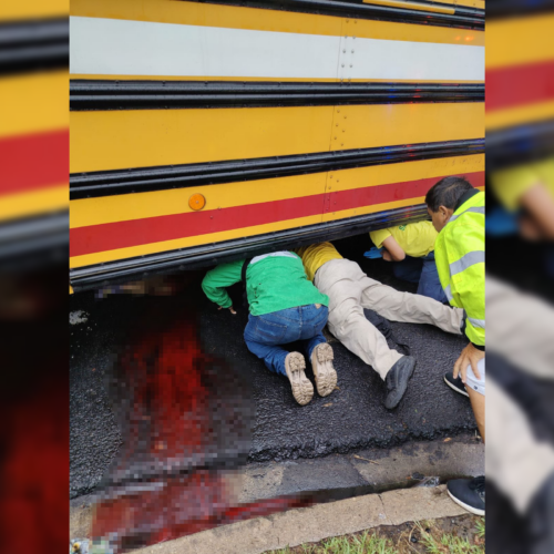 Una estudiante perdió la vida al resbalar debido a las lluvias e intentar abordar una unidad de la ruta 1 en la avenida Don Bosco, frente a la UES. El accidente conmocionó a la comunidad universitaria. Foto: Comandos de Salvamento.