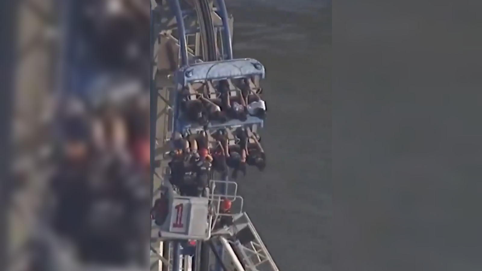 Ocho estudiantes quedaron suspendidos boca abajo por más de tres horas en una montaña rusa del parque Pleasure Pier en Texas. Fueron rescatados ilesos por bomberos y equipos de emergencia. Foto: Cortesía.
