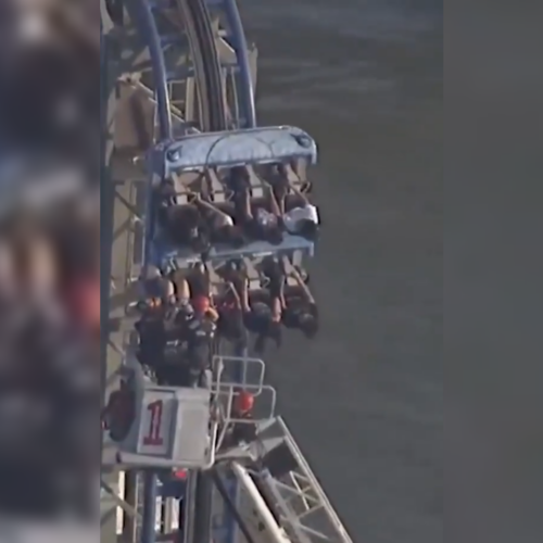 Ocho estudiantes quedaron suspendidos boca abajo por más de tres horas en una montaña rusa del parque Pleasure Pier en Texas. Fueron rescatados ilesos por bomberos y equipos de emergencia. Foto: Cortesía.